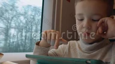 儿童在火车上玩触摸垫